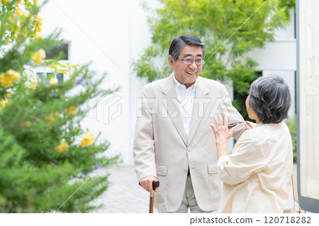 Senior couple walking with a cane 120718282