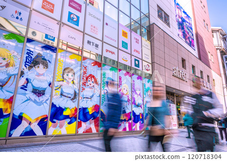 日本東京街景 秋葉原站前擠滿了外國遊客(中央大道上有很多外國人...) = 9日 日本東京街景 秋葉原站前擠滿了外國遊客(中央大道上有很多外國人...) = 9日 120718304