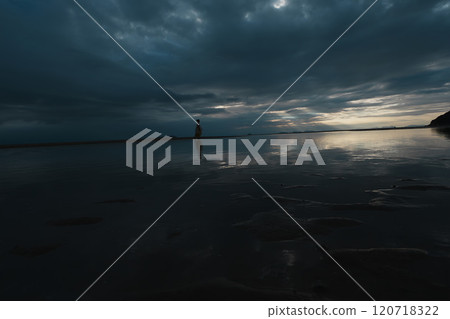 Dusk mother beach 120718322