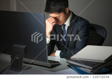 Working businessman 120718338