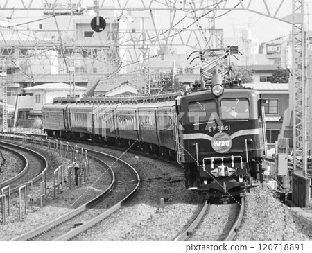 Salon Express Soyokaze passing near Totsuka Station Salon Express Soyokaze passing near Totsuka Station 120718891