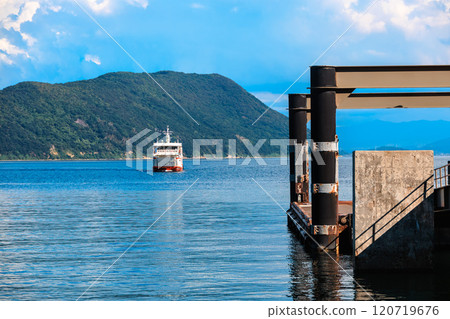 A ferry arriving at Sanagishima Island 120719676