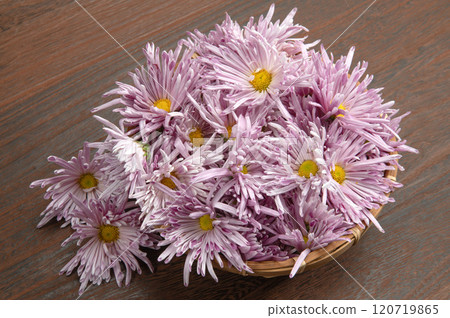 Edible chrysanthemums, a Yamagata specialty, are beyond compare. 120719865