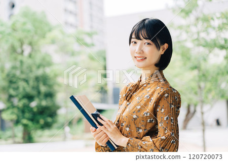 微笑的大學生，背景是校園 120720073