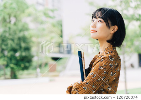 微笑的大學生，背景是校園 120720074