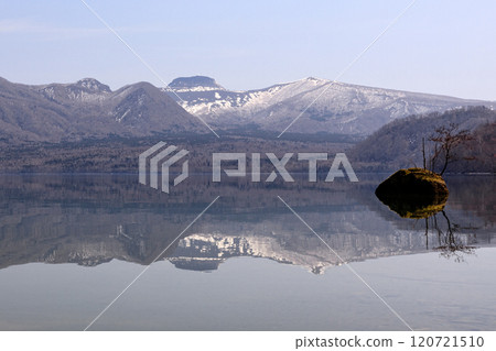 北海道千歲市支笏湖水鏡中倒映的樽前山和盆景巖【4月】 北海道千歲市支笏湖水鏡中倒映的樽前山和盆景巖【4月】 120721510