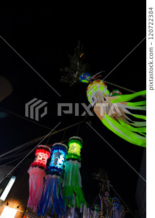 在夏日祭典上點亮彩帶 120722384