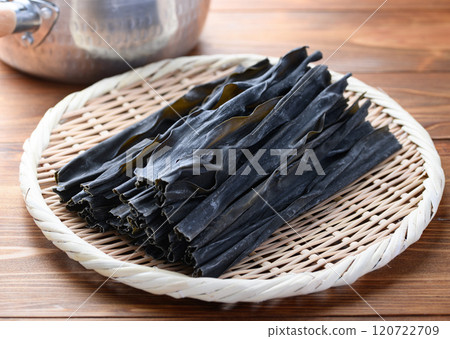 Hidaka kelp, dried food for soup stock, a luxurious image of a Japanese food ingredient 120722709