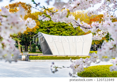 Hiroshima Peace Memorial Park: Memorial monument and cherry blossoms 120722849