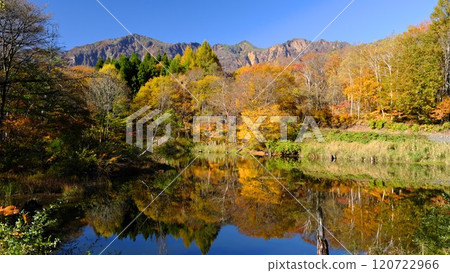 秋山湖的天池 鳥子山的黃葉和水鏡 120722966
