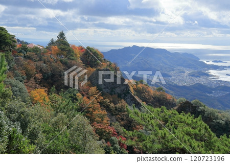 Kankakei and townscape in autumn (Shodoshima, Kagawa Prefecture) 120723196