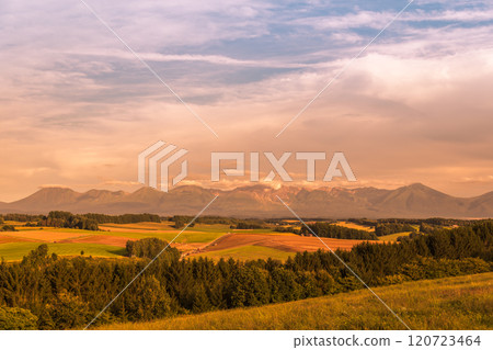 [從美瑛町信永山眺望秋日的夕陽和十勝岳] 120723464