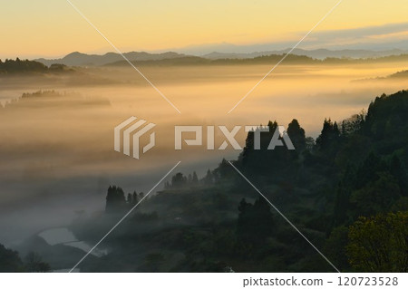 Tokamachi City Hoshitoge Mysterious morning mist shining in the morning sun 120723528