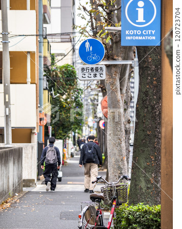 人行道上安裝的監管標誌 325-3：「僅限自行車和行人」和輔助標誌 120723704