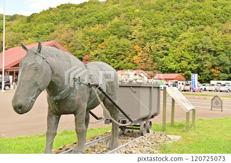 Horse-drawn train monument (front view) 120725073