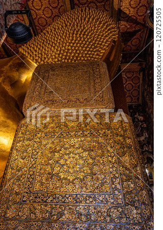 A stroll around Thailand's famous temple, Wat Pho 120725505