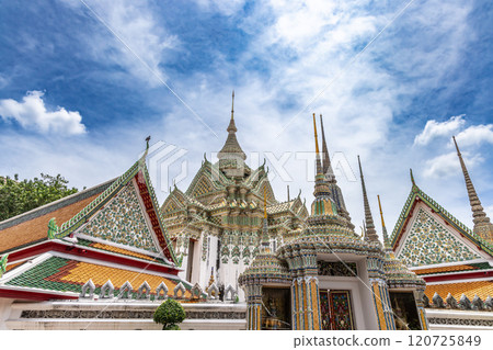 A stroll around Thailand's famous temple, Wat Pho 120725849