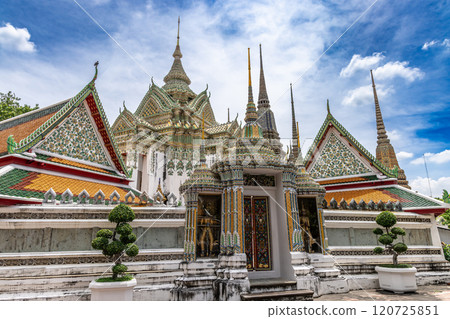 A stroll around Thailand's famous temple, Wat Pho 120725851