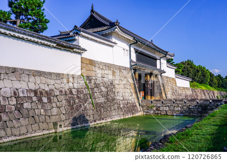 Higashi Otemon Gate, the main entrance of Nijo Castle (Kyoto City, Kyoto Prefecture) 120726865
