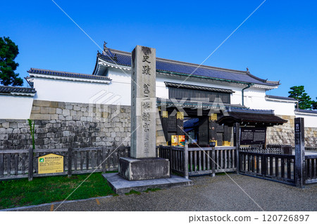 Higashi Otemon Gate, the main entrance of Nijo Castle (Kyoto City, Kyoto Prefecture) 120726897