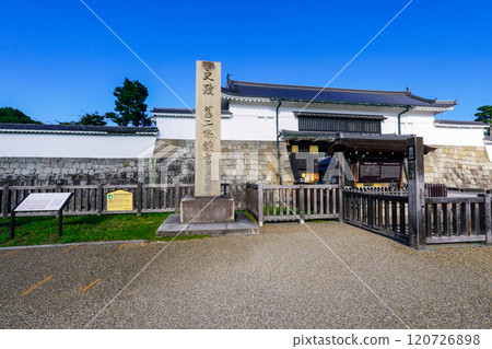 Higashi Otemon Gate, the main entrance of Nijo Castle (Kyoto City, Kyoto Prefecture) 120726898