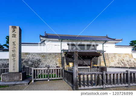 Higashi Otemon Gate, the main entrance of Nijo Castle (Kyoto City, Kyoto Prefecture) 120726899