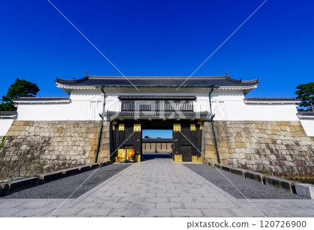 Higashi Otemon Gate, the main entrance of Nijo Castle (Kyoto City, Kyoto Prefecture) 120726900