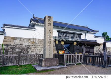 Higashi Otemon Gate, the main entrance of Nijo Castle (Kyoto City, Kyoto Prefecture) 120726918