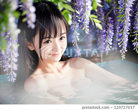 一位年輕女子在紫藤花盛開的溫泉露天浴池裡洗澡 一位年輕女子在紫藤花盛開的溫泉露天浴池裡洗澡 120727037