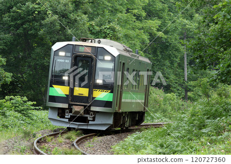 A local train on the Senmo Main Line running through the summer marshes. JR Hokkaido general-purpose diesel railcar H100 DECMO A local train on the Senmo Main Line running through the summer marshes. JR Hokkaido general-purpose diesel railcar H100 DECMO 120727360