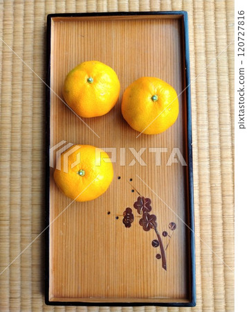 Autumn taste: mandarin oranges Autumn taste: mandarin oranges 120727816