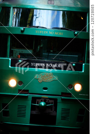 JR Kyushu Limited Express "Yufuin no Mori" (Kiha 72 series) JR Kyushu Limited Express "Yufuin no Mori" (Kiha 72 series) 120728085