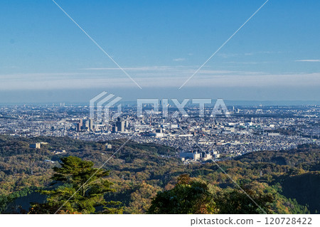 高尾山1號路線，從11丁目茶館旁的展望台眺望橫濱地標塔，11月下旬 120728422