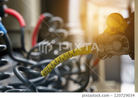 Connecting pneumatic and electrical hoses and cables to a truck semi-trailer Connecting pneumatic and electrical hoses and cables to a truck semi-trailer 120729034