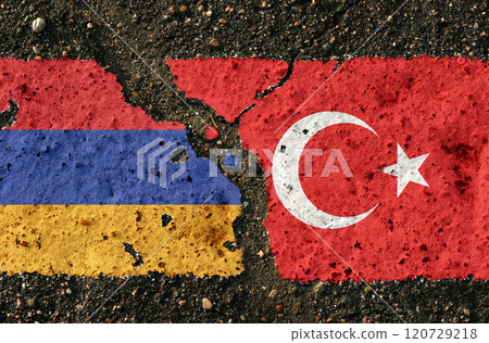 On the pavement there are images of the flags of Armenia and Turkey, as a confrontation between the two countries. 120729218