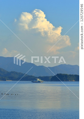 夕陽下，一艘渡輪在雲層下緩緩行駛 120729546