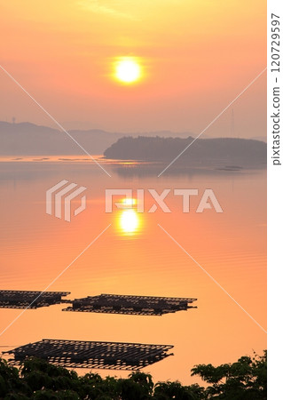瀨戶內海的清晨風景如畫水墨畫般 瀨戶內海的清晨風景如畫水墨畫般 120729597