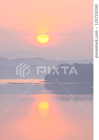 早晨太陽照亮的瀨戶內海 120729598
