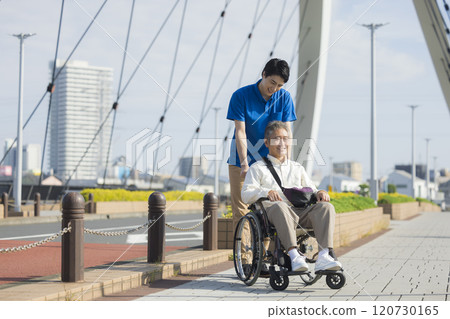 護理人員推著輪椅到戶外 120730165