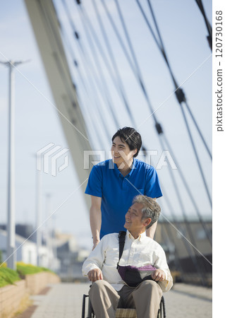 護理人員推著輪椅到戶外 護理人員推著輪椅到戶外 120730168