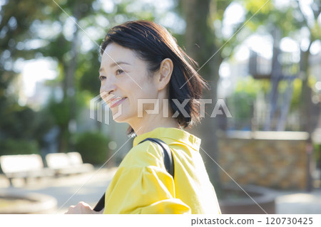 中年婦女在戶外散步 中年婦女在戶外散步 120730425