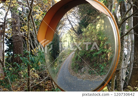 Curved mirror of mountain path 120730642
