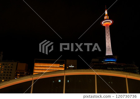 京都塔在晚上點亮 120730736