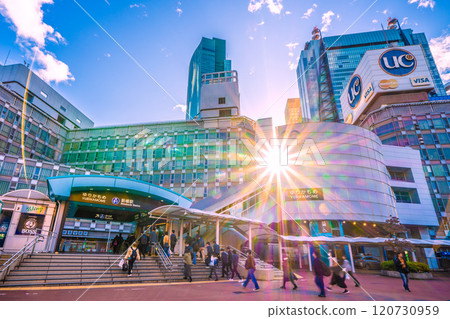 Tokyo cityscape in Japan. Early sunlight. A ray of hope for the post-COVID era, including the Yurikamome Shinbashi Station and the Shiodome buildings. 120730959