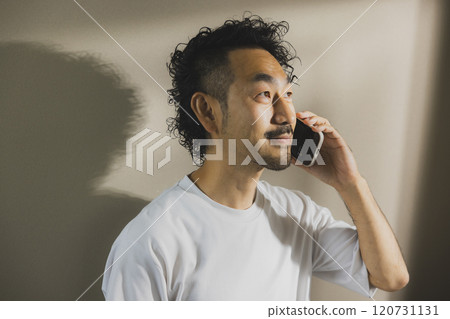 一個操作智能手機的人 120731131