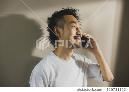 一個操作智能手機的人 120731132