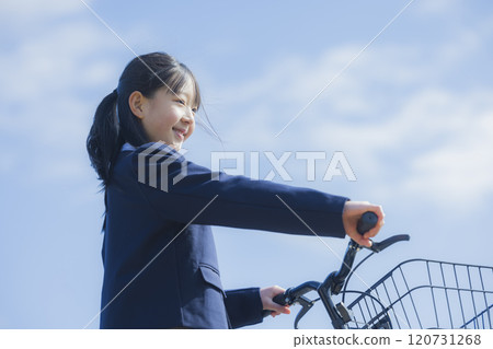 河床上騎自行車的高中女孩 120731268