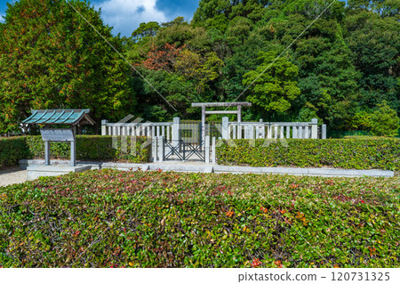 兵庫縣南淡路市第 47 代純仁天皇淡路陵 兵庫縣南淡路市第 47 代純仁天皇淡路陵 120731325