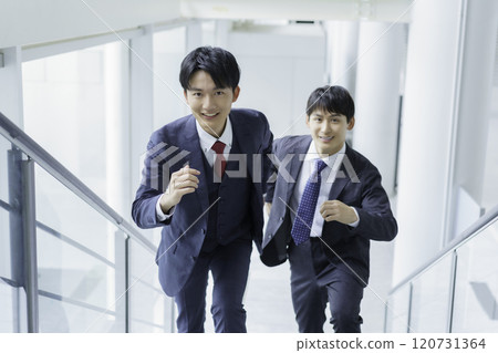 兩個年輕商人跑上大樓的樓梯 120731364