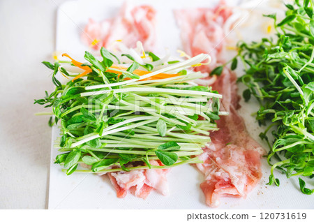 Bean sprouts and bean sprouts wrapped in pork 120731619
